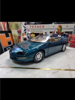 ERTL American Muscle 1996 Chevy Camaro Z/28 Convertible